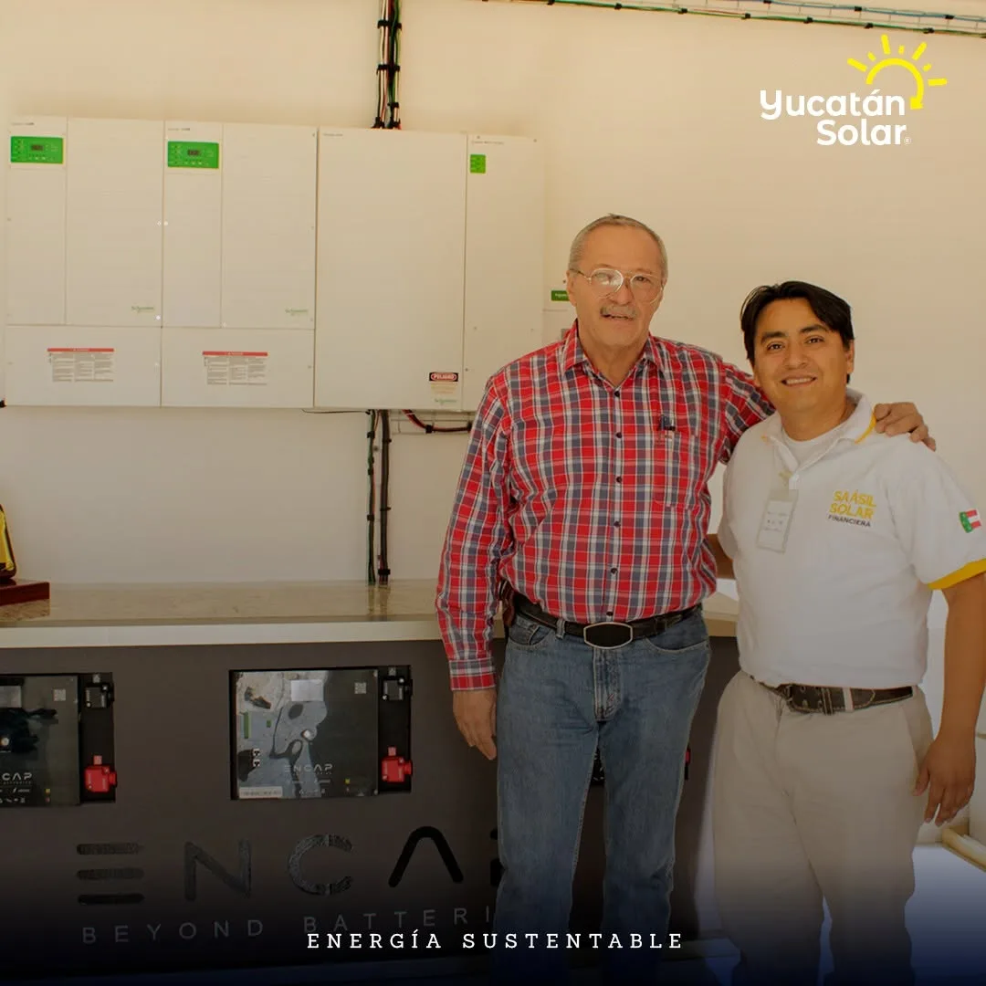 El M. en C. Juan José Aguayo Puc frente a inversores y equipos de almacenamiento de energía