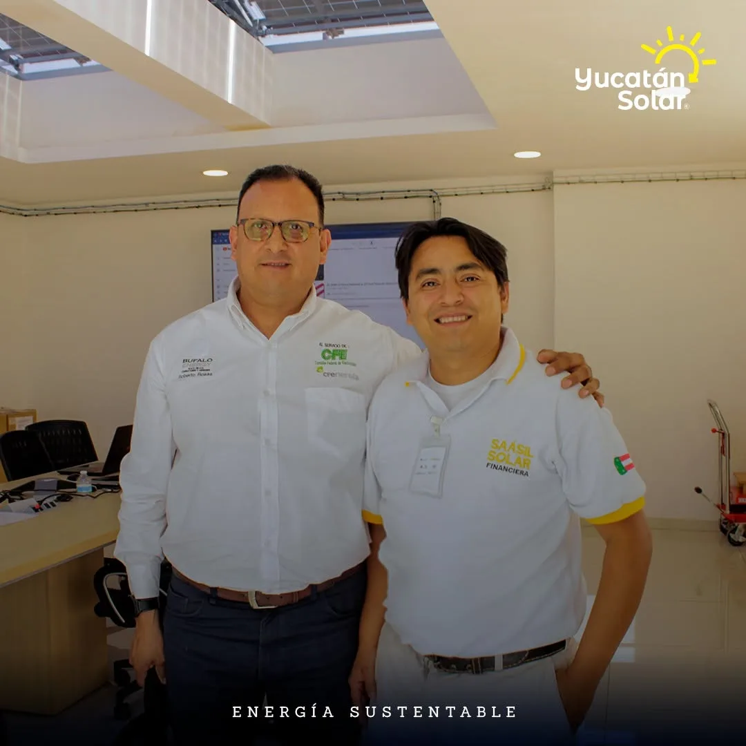 El M. en C. Juan José Aguayo Puc con un representante del sector eléctrico durante la visita