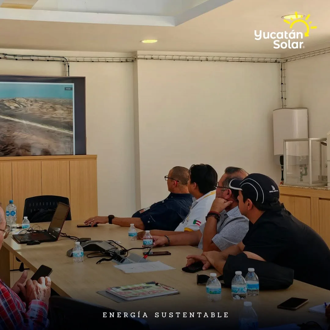 Participantes de la reunión de alto nivel revisan una presentación sobre proyectos energéticos