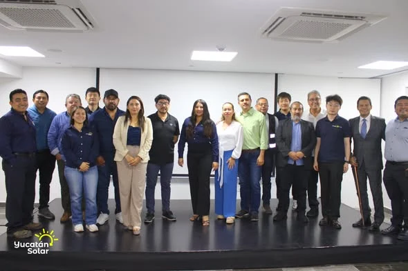 Participantes de la conferencia de CNBM con el equipo de Yucatán Solar