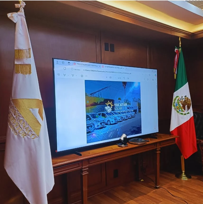 Presentación empresarial de Yucatán Solar en la sala de juntas de la CONCANACO SERVYTUR