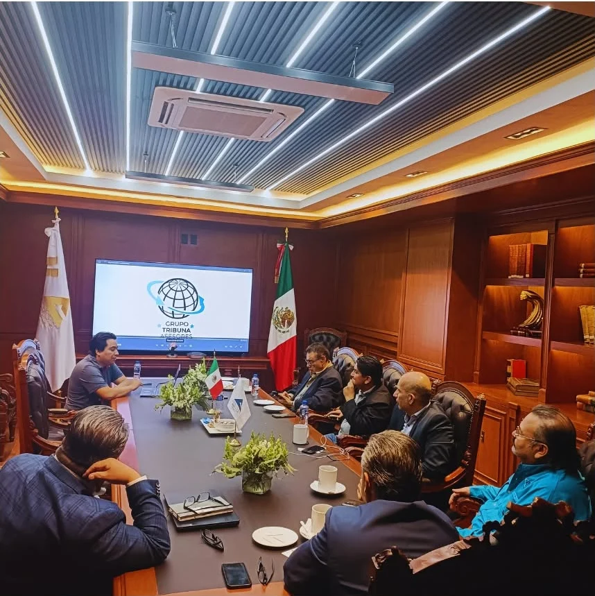 Reunión de trabajo en la sala de consejo de la CONCANACO SERVYTUR
