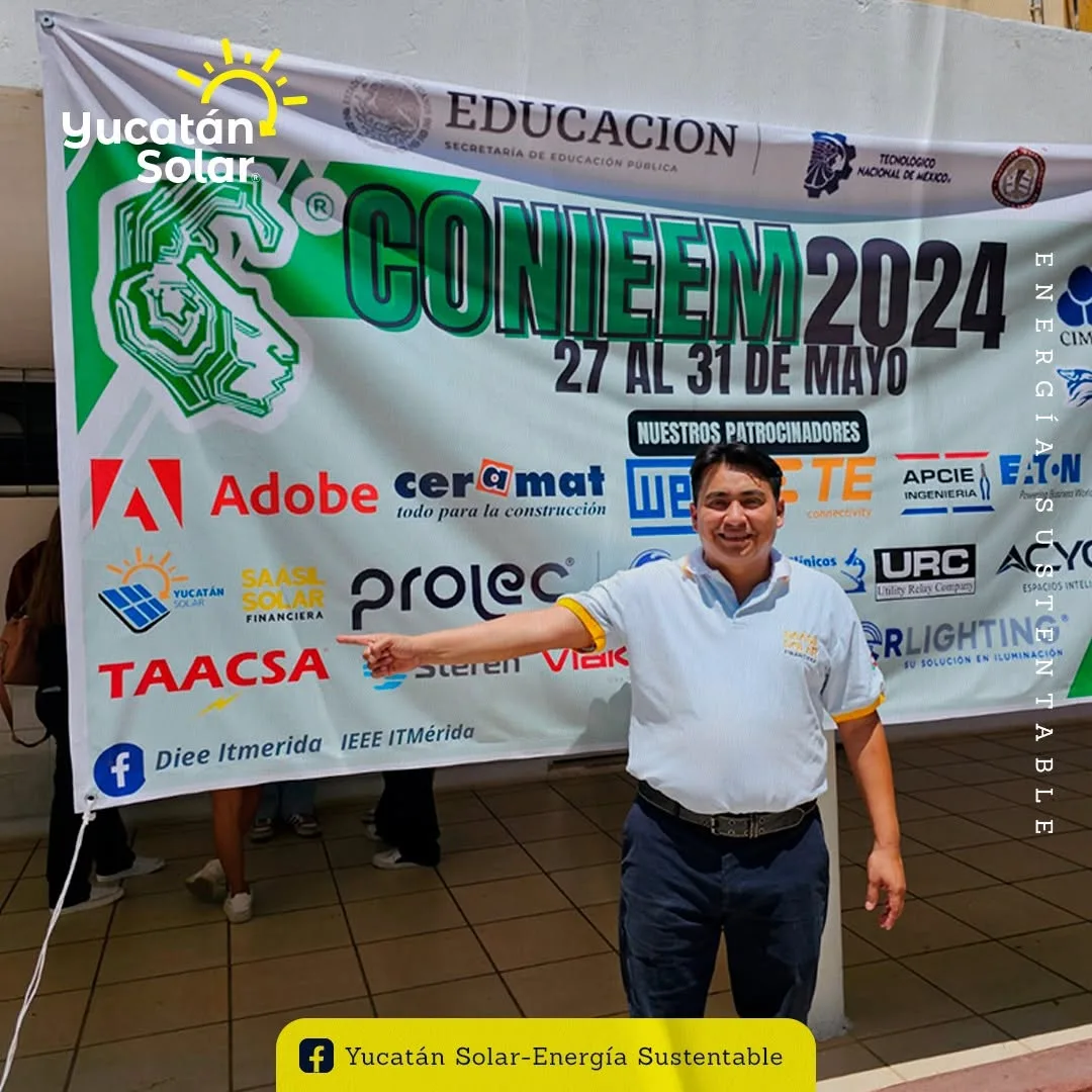 El M. en C. Juan José Aguayo Puc señala los logos de Yucatán Solar y Saásil Solar Financiera en la lona de patrocinadores del CONIEEM 2024