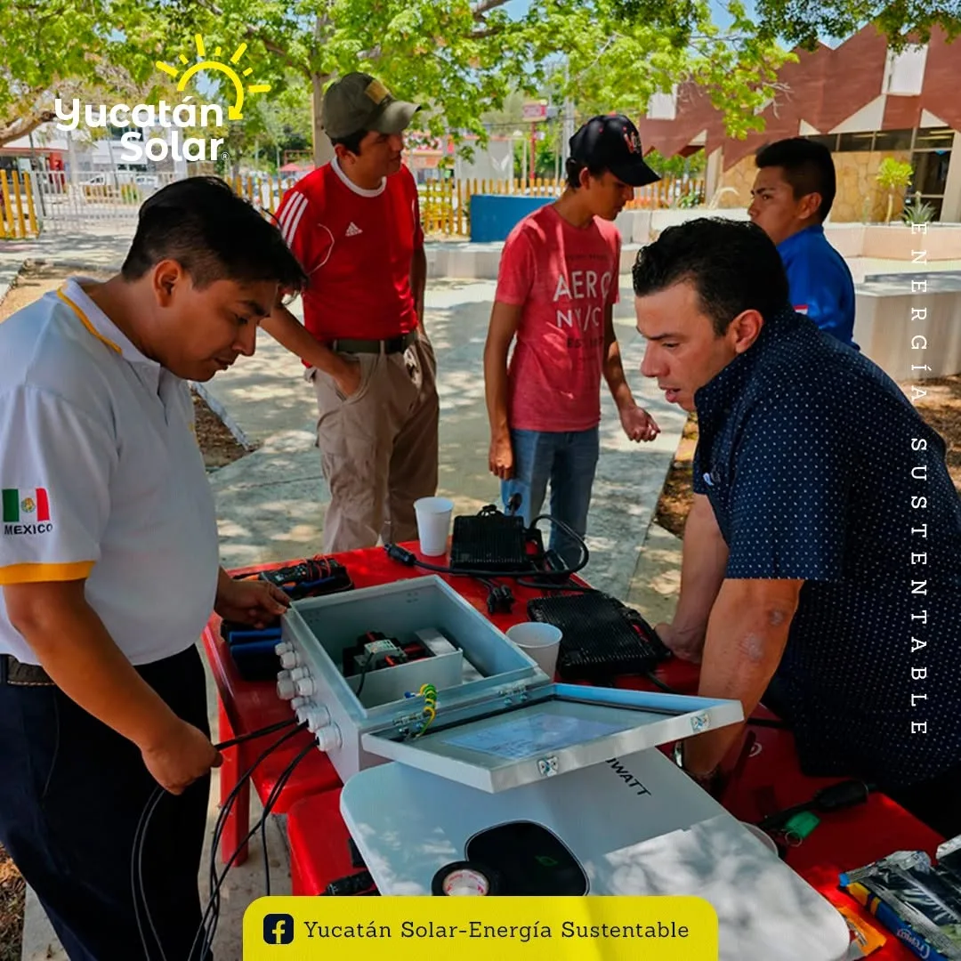 El M. en C. Juan José Aguayo Puc conecta un inversor y una caja combinadora con estudiantes del CONIEEM 2024