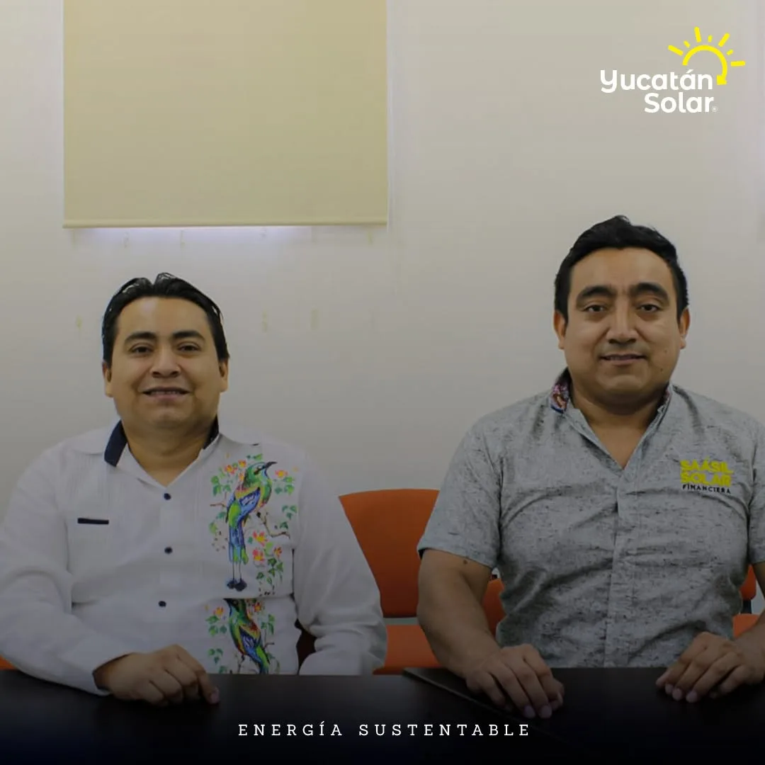 El M. en C. Juan José Aguayo Puc y el M. en A. Mario Ucán tras la firma del convenio