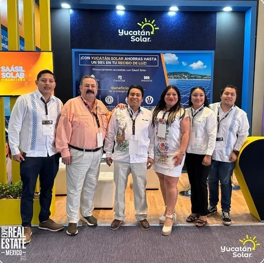 El equipo de Yucatán Solar y Saásil Solar Financiera en su stand de la Expo Real Estate México 2025