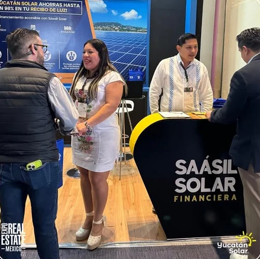 Atención a visitantes en el stand de Saásil Solar Financiera