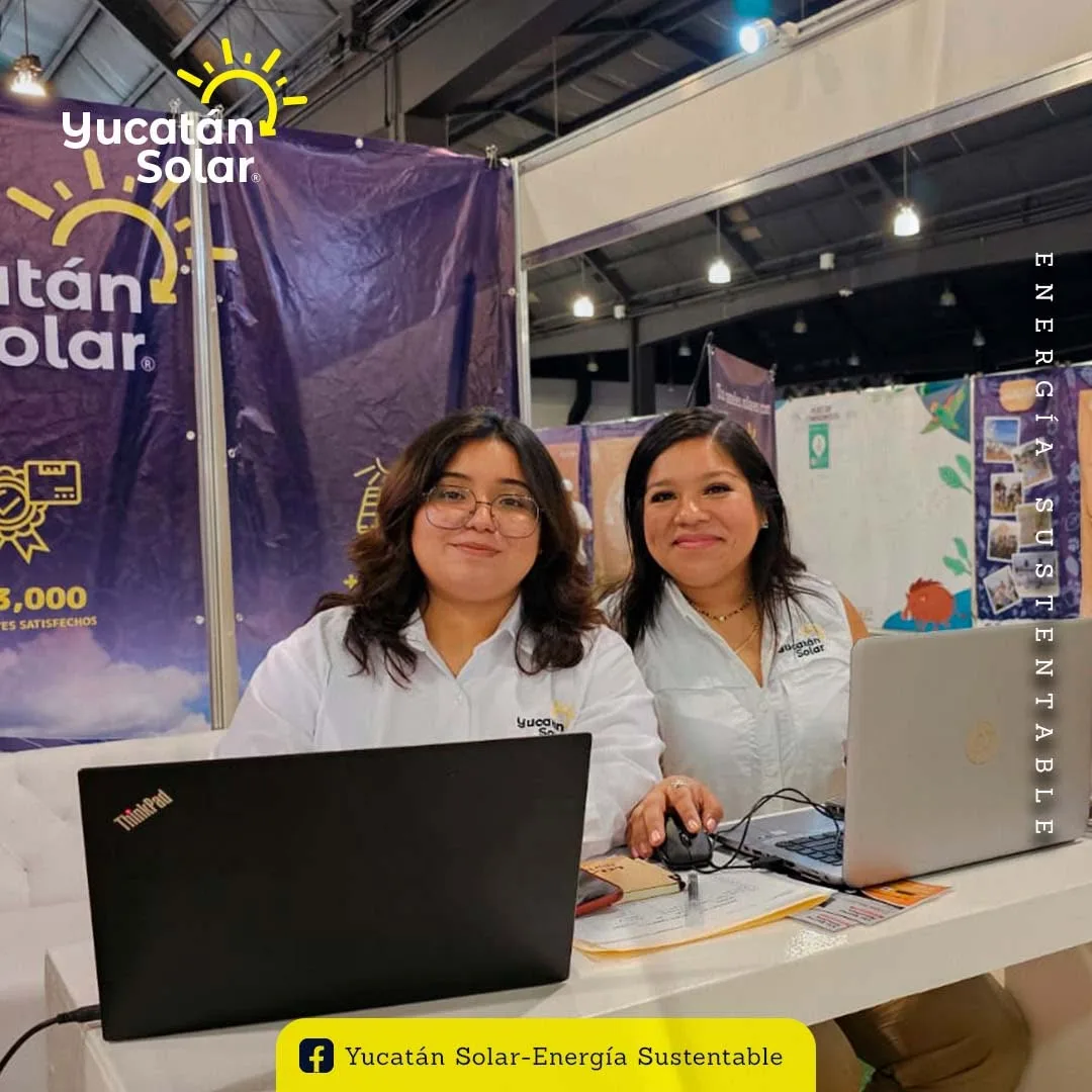 Asesoras de Yucatán Solar en el stand de la Expo Foro Ambiental 2024