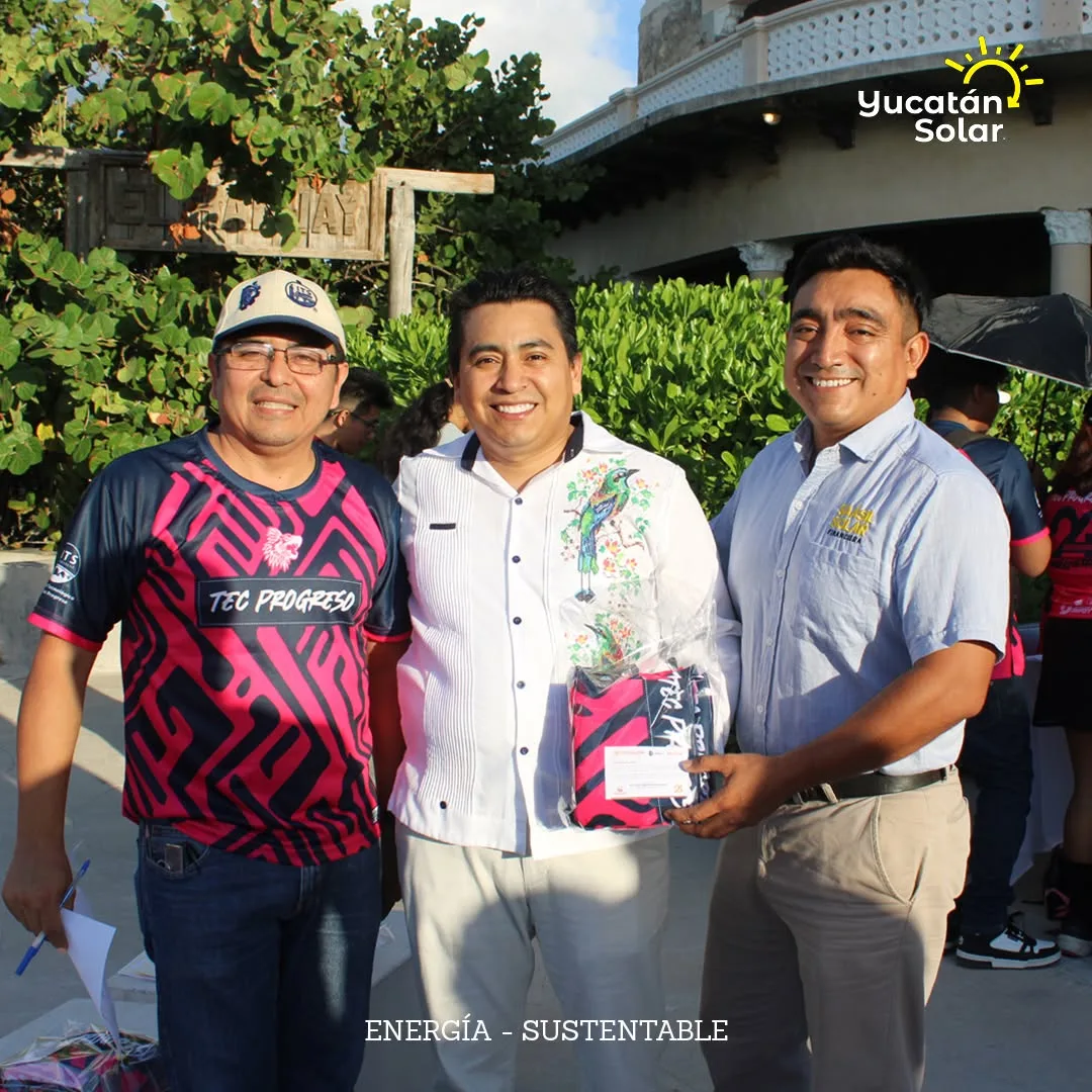 El M. en C. Juan José Aguayo Puc con integrantes del TecNM Progreso y del equipo de Saásil Solar