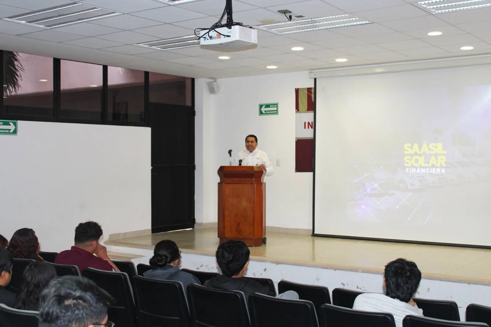 El Mtro. Juan José Aguayo Puc en el podio durante su conferencia en el TecNM Motul