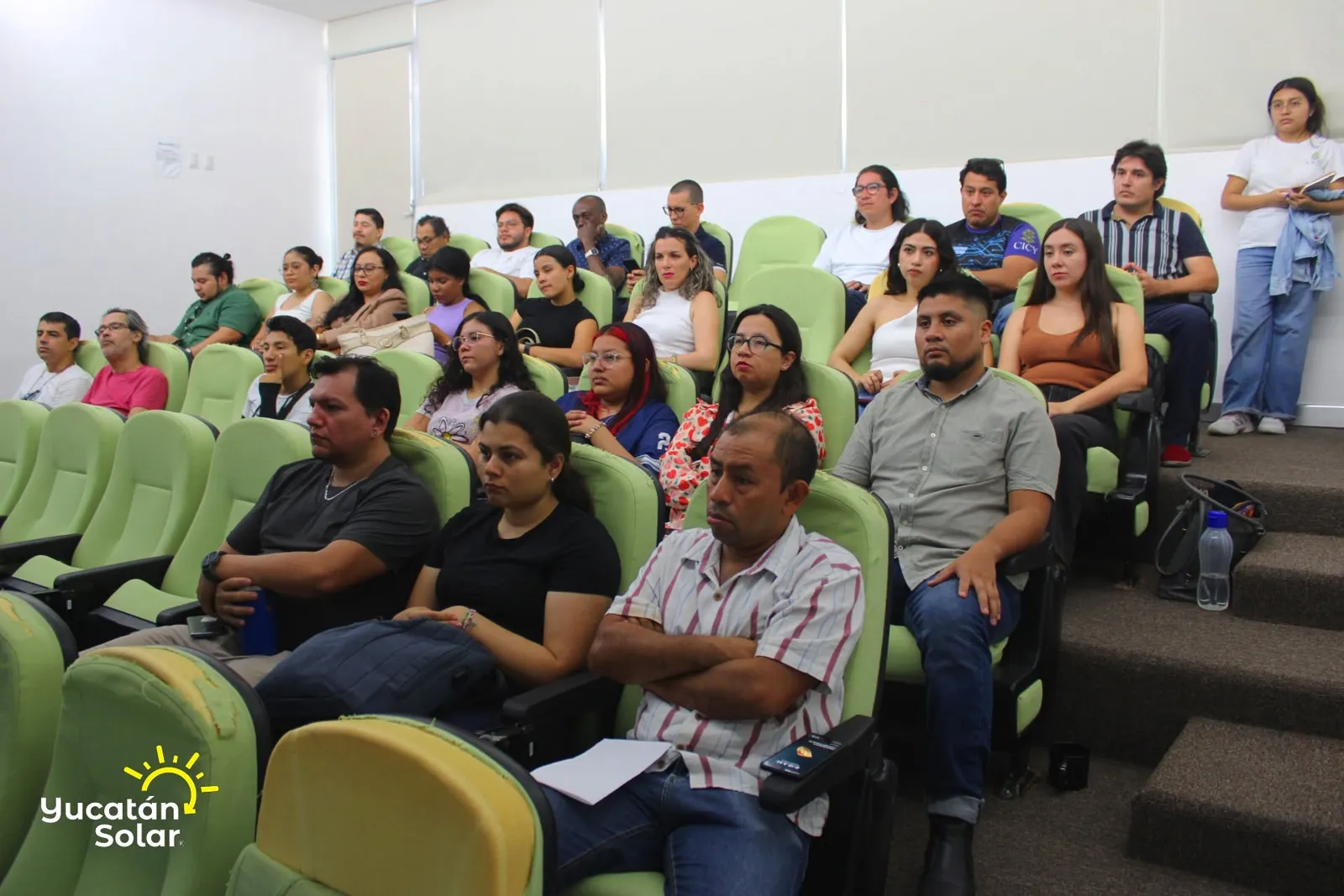 Asistentes a la conferencia en la Unidad de Energía Renovable del CICY