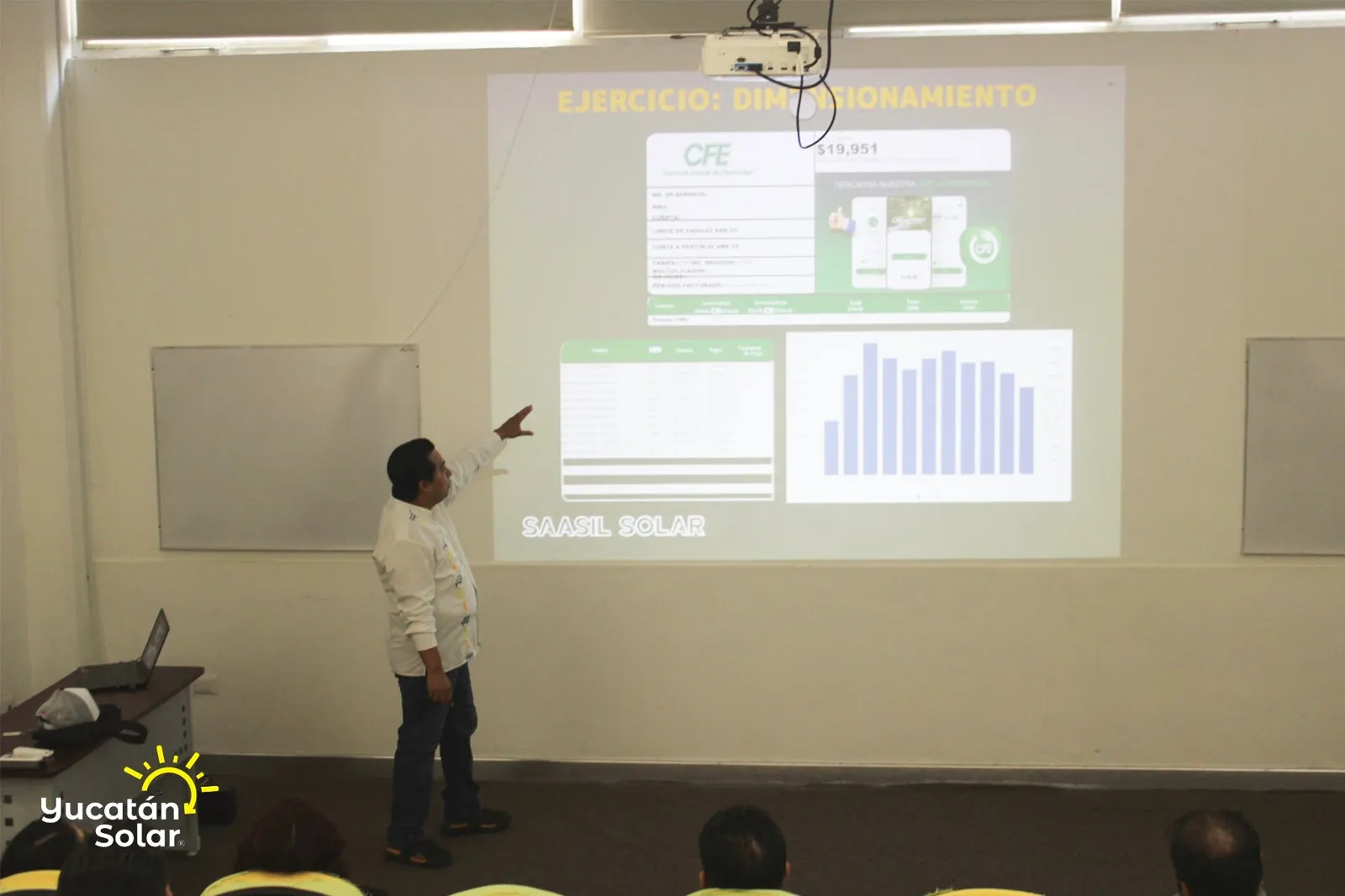 Juan José Aguayo Puc señala la gráfica de consumo anual durante el ejercicio de dimensionamiento