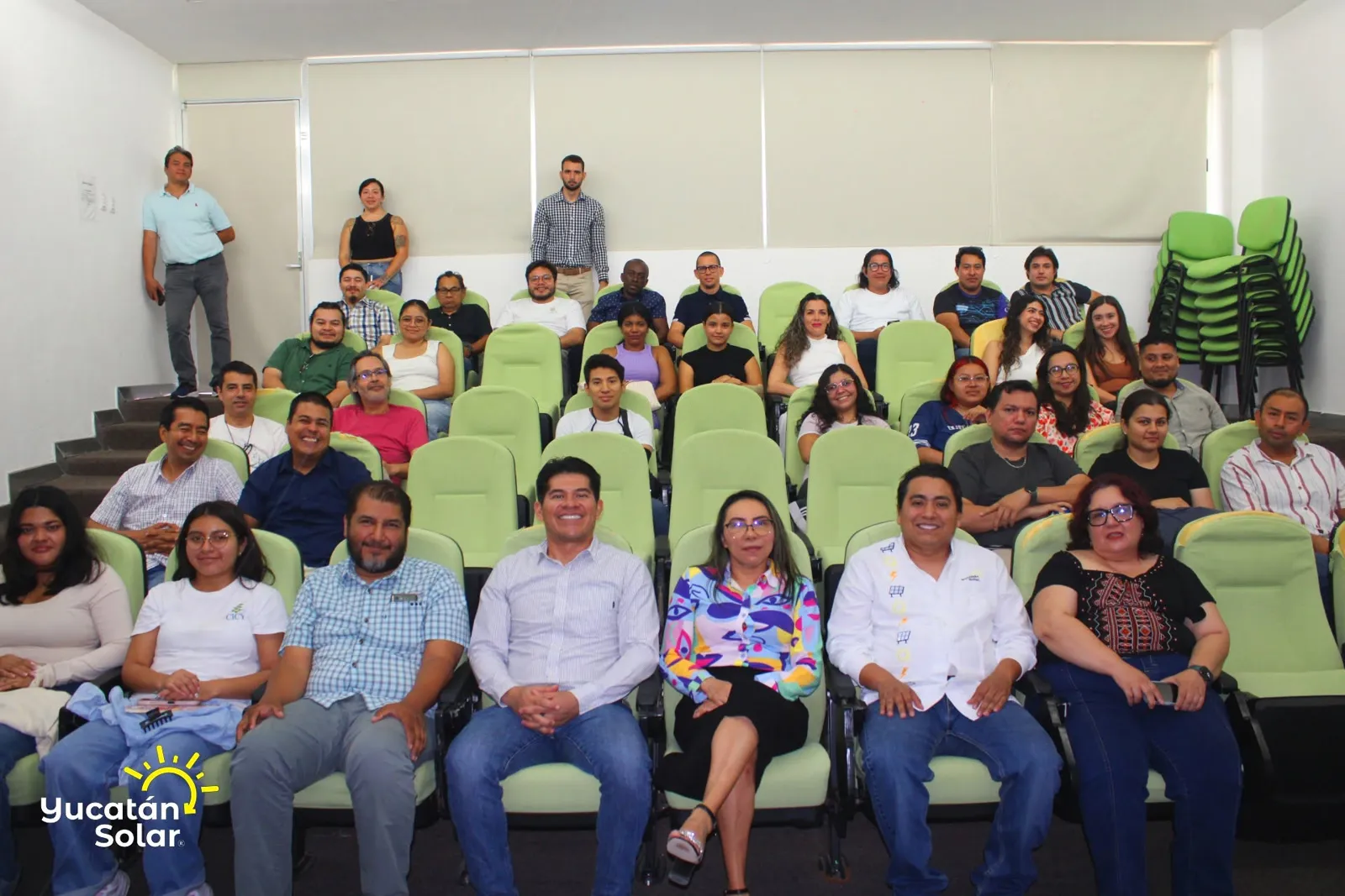 Foto grupal de los asistentes con el M. en C. Juan José Aguayo Puc al frente
