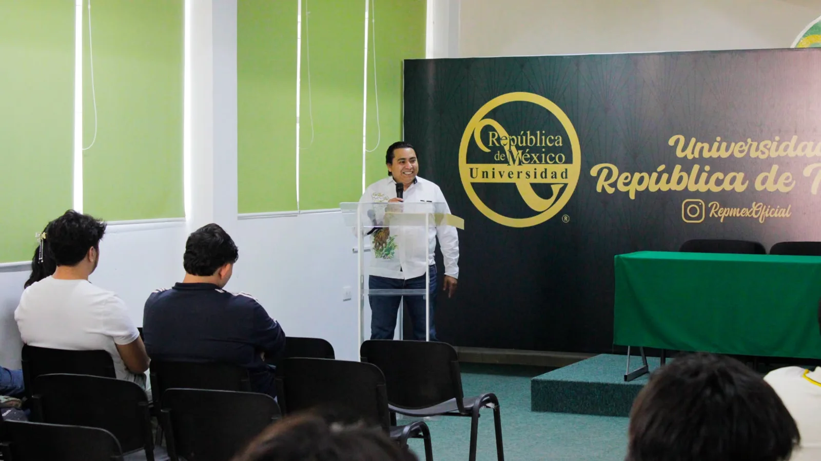 El M. en C. Juan José Aguayo Puc imparte su conferencia en la Universidad República de México