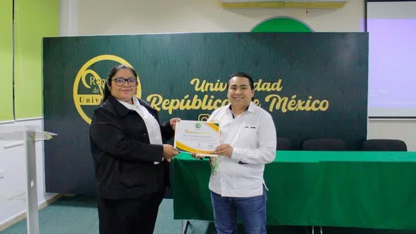 El M. en C. Juan José Aguayo Puc recibe un reconocimiento de la Universidad República de México