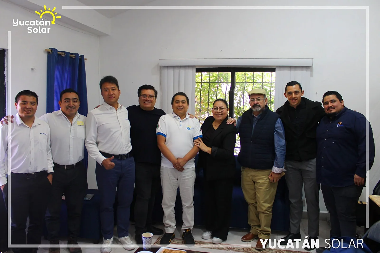 El M. en C. Juan José Aguayo Puc al centro con el Lic. Simón Zhao de Solarever México, los inversionistas de Yucatán Solar y el equipo