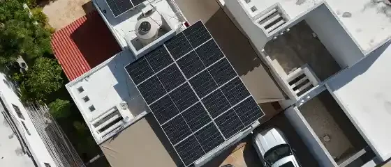 Vista aérea de una casa con paneles solares instalados por Yucatán Solar