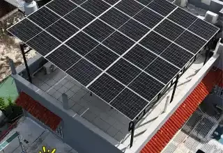Estructura de aluminio anodizado con paneles solares instalada por Yucatán Solar